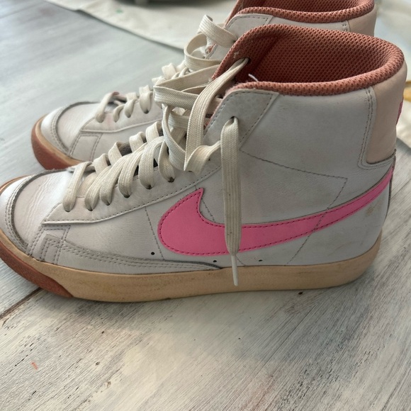 white nike high tops with pink swoosh
